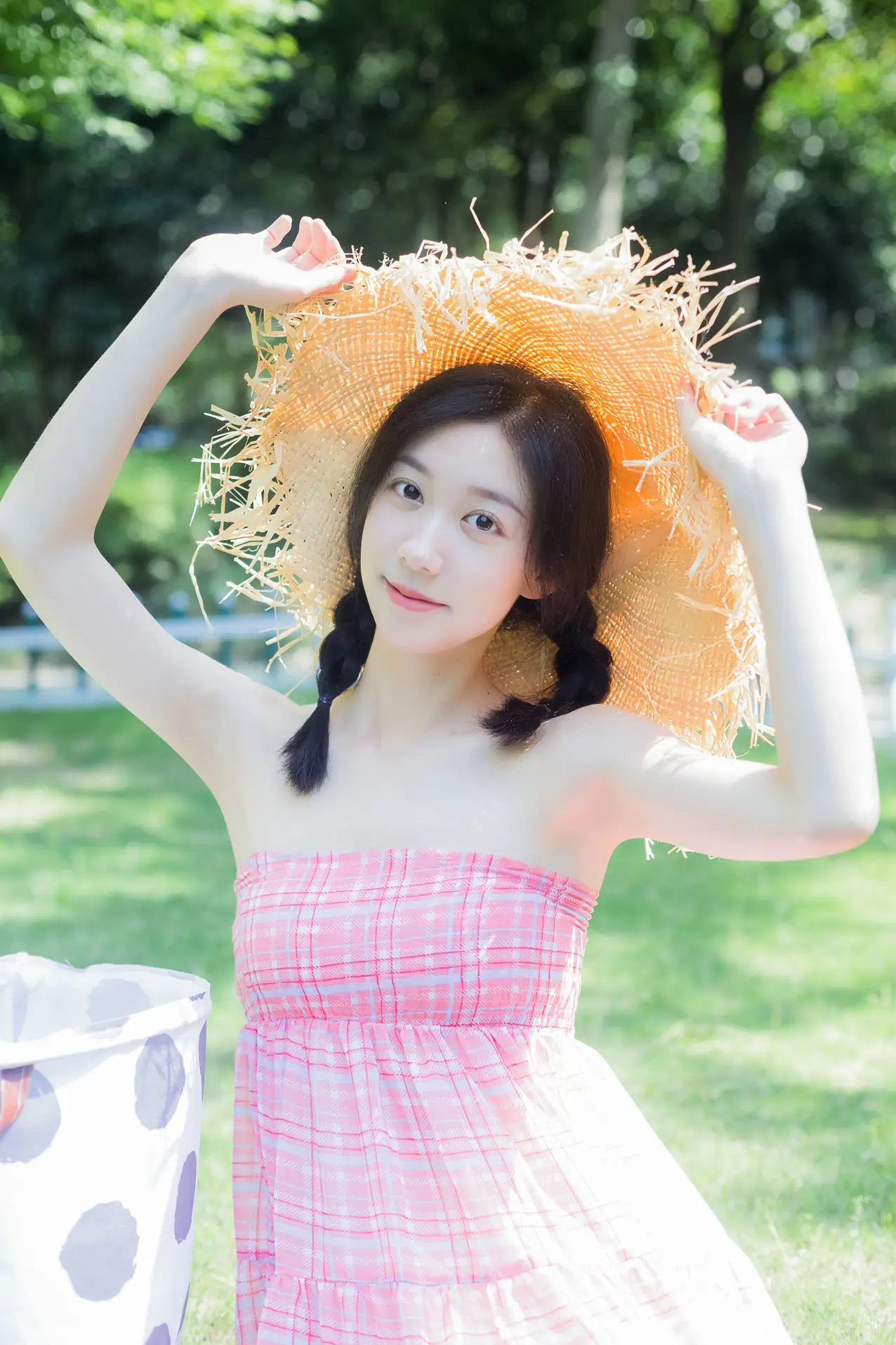 [YITUYU] 2022.07.19 Vol.1520 – The weather is sunny today Cat Feeding Girl Cat Girl-#[42P]-42